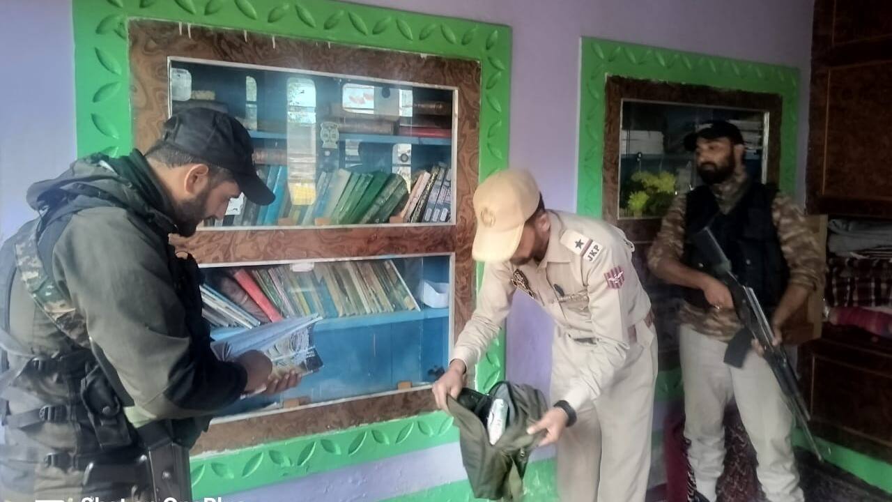 kulgam news, kulgam police raids, jamaat e islami kulgam, sim card fraud jammu kashmir, kulgam operation, sahil sarangal ips, dh pora police, jammu kashmir security, banned organization raids, raid on sim card vendors, jamaat e islami, Jammu Kashmir Latest News, jammu kashmir news, Jammu Kashmir news, jammu kashmir news in hindi, zee jk ladakh,