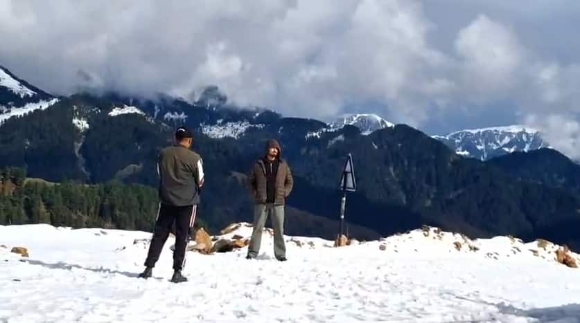 sarthal snowfall, kathua news, bani kathua, sarthal snow festival, jammu kashmir tourism, first snowfall jammu, sarthal hills, winter season jammu kashmir, snow in kathua, sarthal weather, Jammu Kashmir Latest News, jammu kashmir news, Jammu Kashmir news, jammu kashmir news in hindi, zee jk ladakh,