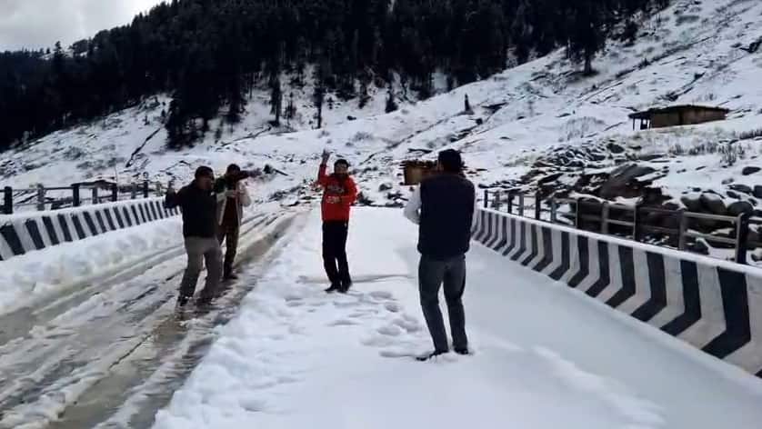 sarthal snowfall, kathua news, bani kathua, sarthal snow festival, jammu kashmir tourism, first snowfall jammu, sarthal hills, winter season jammu kashmir, snow in kathua, sarthal weather, Jammu Kashmir Latest News, jammu kashmir news, Jammu Kashmir news, jammu kashmir news in hindi, zee jk ladakh,