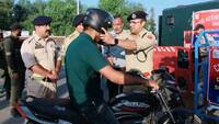 Civic Action Program : कुलगाम में सिविक एक्शन प्रोग्राम के तहत पुलिस ने बांटे हेलमेट...