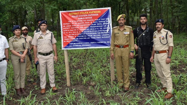 श्रीनगर में तीन पाक समर्थित आतंकी कमांडरों की संपत्ति जब्त, पुलिस का बड़ा Action!