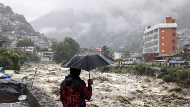 Heavy Rain : जम्मू-कश्मीर में तेज बारिश से हालात बिगड़े, रास्ते में फंसे अमरनाथ यात्री!