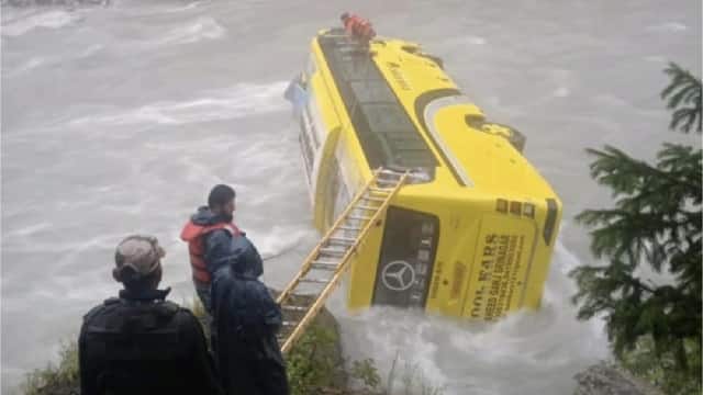 Accident : गांदरबल में ITBP की बस सिंध नदी में गिरी, ड्राइवर घायल, Rescue Operation जारी!