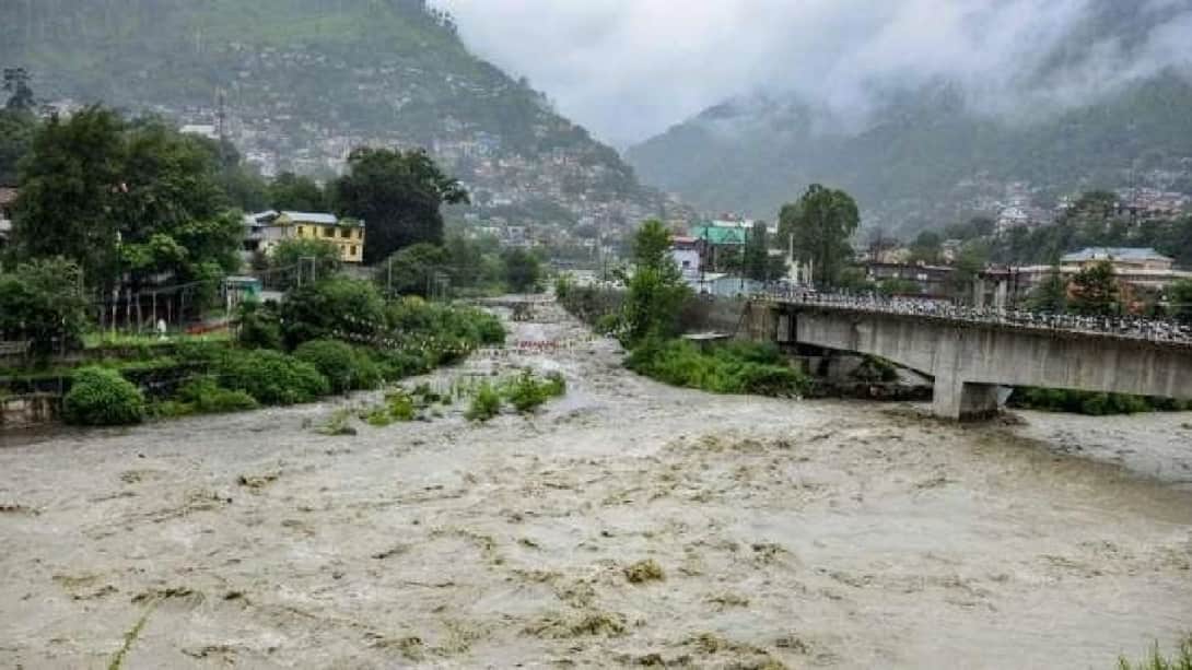 Weather Alert : जम्मू-कश्मीर में भारी बारिश से जनजीवन अस्त-व्यस्त, डोडा में Red Alert जारी!