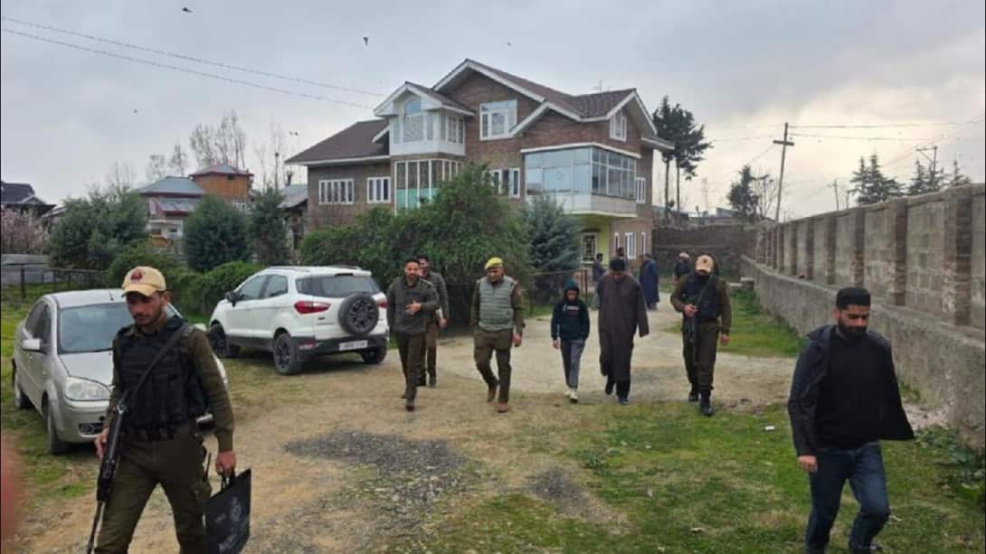 Raid : सोपोर में अलगाववादी नेता के घर पुलिस का छापा, लश्कर से जुड़ी सामग्री बरामद!