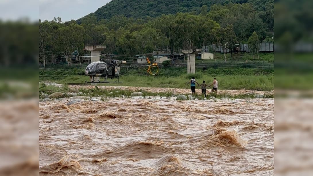 राजौरी में नदी में फंसे बच्चे को Army ने बचाया, तीन घंटे चला Rescue Operation!