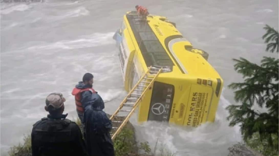 Accident : गांदरबल में ITBP की बस सिंध नदी में गिरी, ड्राइवर घायल, Rescue Operation जारी!